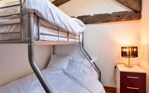 Poppy Cottage, Great Houndbeare Farm: Letto, Camera Da Letto, Bedding, Lenzuolo, Interior Design, Mobilia, Biancheria, Telaio Del Letto, Pavimento, Cuscino