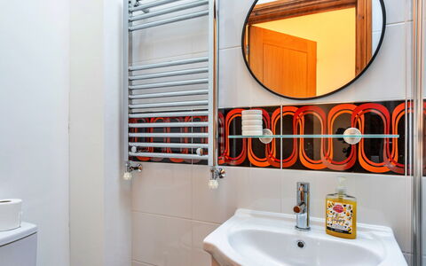 Poppy Cottage, Great Houndbeare Farm: Idraulico Fixture, Interior Design, Pavimentazione, Pavimento, Idraulico, Bagno, Arancia, Rubinetto, Camera, Lavello