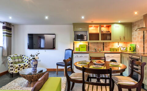 Lime Cottage, Great Houndbeare Farm: Mobilia, Interior Design, Soffitto, Pavimentazione, Divano, Pavimento, Camera, Illuminazione, Tavolo, Soggiorno