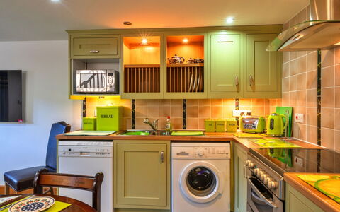 Lime Cottage, Great Houndbeare Farm: Cucina, Elettrodomestico Da Cucina, Apparecchio Major, Interior Design, Lavatrice, Controsoffitto, Pavimentazione, Mobilia, Cabinetry, Soffitto