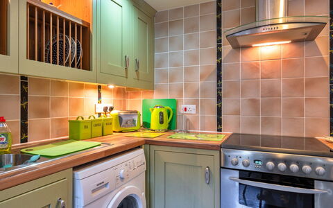 Lime Cottage, Great Houndbeare Farm: Elettrodomestico Da Cucina, Cucina, Apparecchio Major, Interior Design, Controsoffitto, Pavimentazione, Elettrodomestico, Cabinetry, Soffitto, Pavimento