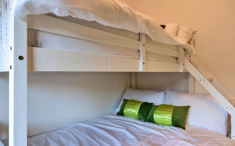 Lime Cottage, Great Houndbeare Farm: Letto, Bedding, Camera Da Letto, Interior Design, Lenzuolo, Mobilia, Letto A Castello, Legna, Pavimentazione, Pavimento