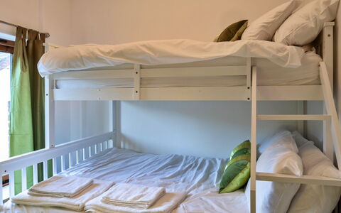 Lime Cottage, Great Houndbeare Farm: Letto, Mobilia, Bedding, Camera Da Letto, Letto A Castello, Interior Design, Lenzuolo, Pavimento, Legna, Pavimentazione