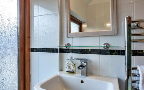 Lime Cottage, Great Houndbeare Farm: Idraulico Fixture, Bagno, Interior Design, Rubinetto, Lavandino Del Bagno, Pavimentazione, Lavello, Idraulico, Pavimento, Specchio