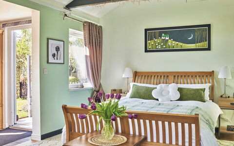 Snuggery: Mobilia, Interior Design, Letto, Camera Da Letto, Legna, Pavimentazione, Bedding, Pavimento, Soffitto, Lenzuolo