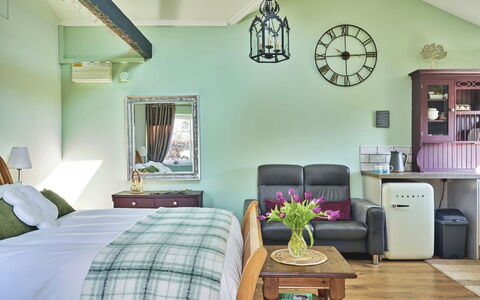 Snuggery: Mobilia, Interior Design, Parete, Camera Da Letto, Letto, Soffitto, Legna, Camera, Pavimentazione, Pavimento