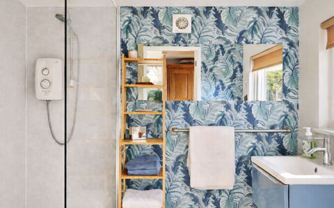 Snuggery: Idraulico Fixture, Bagno, Piastrella, Gabinetto, Toilet Seat, Idraulico, Asciugamano, Pianta Della Casa, Lavello, Sfondo