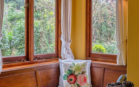 Heselwood: Legna, Interior Design, Camera, Color Legno, Bicchiere, Tenda, Finestra Trattamento, Latifoglie, Eco Hotel, Vernice