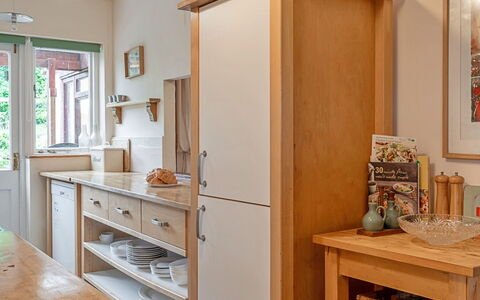 Heselwood: Mobilia, Cabinetry, Cucina, Controsoffitto, Legna, Elettrodomestico Da Cucina, Pavimentazione, Interior Design, Mensola, Credenza