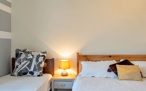 Heselwood: Letto, Bedding, Mobilia, Camera Da Letto, Interior Design, Lenzuolo, Parete, Legna, Camera, Biancheria