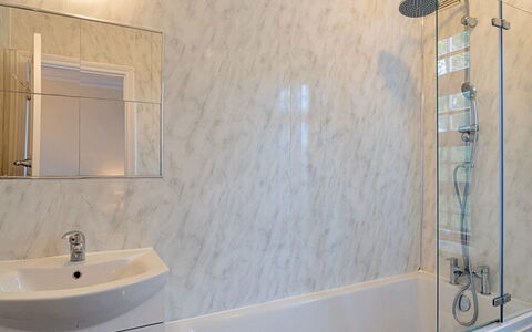 Heselwood: Parete, Idraulico Fixture, Interior Design, Pavimentazione, Bagno, Pavimento, Rubinetto, Idraulico, Vasca Da Bagno, Lavandino Del Bagno