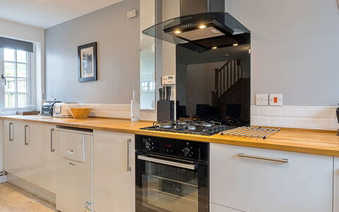 The Heselwood Coach House: Cucina, Controsoffitto, Apparecchio Major, Elettrodomestico Da Cucina, Pavimentazione, Interior Design, Legna, Cabinetry, Elettrodomestico, Cucina Stufa