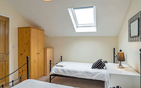 The Heselwood Coach House: Mobilia, Letto, Interior Design, Camera Da Letto, Pavimento, Parete, Pavimentazione, Legna, Soffitto, Camera