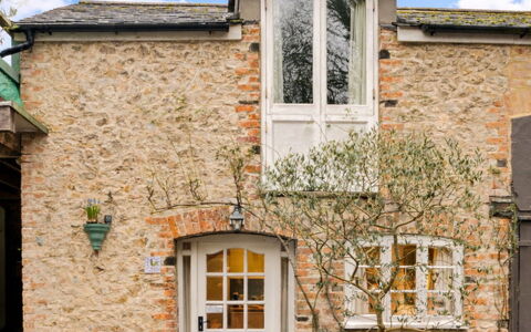 Little Roost: Parete, Finestra, Casa, Porta, Facciata, Architettura, Villetta, Casa, Tetto, Brick