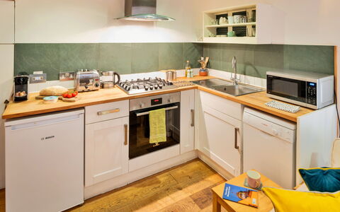 Little Roost: Elettrodomestico Da Cucina, Cucina, Controsoffitto, Apparecchio Major, Cabinetry, Interior Design, Cucina Stufa, Pavimentazione, Mobilia, Stufa