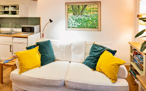 Little Roost: Mobilia, Interior Design, Divano, Parete, Pavimentazione, Camera, Giallo, Legna, Pavimento, Soggiorno