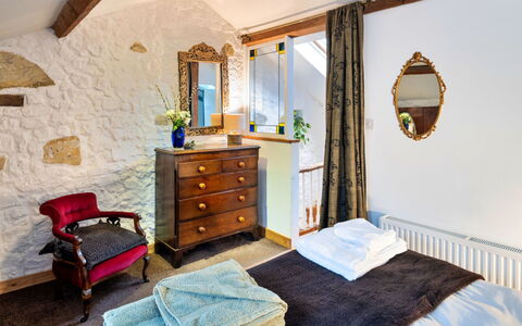 Little Roost: Parete, Mobilia, Legna, Interior Design, Illuminazione, Casa, Camera Da Letto, Soffitto, Letto, Cornice
