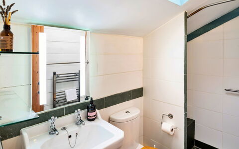 Little Roost: Bagno, Idraulico Fixture, Interior Design, Pavimentazione, Pavimento, Lavello, Idraulico, Lavandino Del Bagno, Rubinetto, Gabinetto