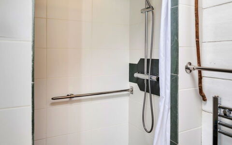 Little Roost: Idraulico Fixture, Bagno, Pavimentazione, Doccia, Pavimento, Soffione Doccia, Idraulico, Doccia Bar, Piastrella, Pannello Doccia