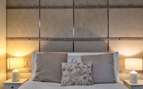 Pig Cottage at Dairy Cottages: Camera Da Letto, Bedding, Letto, Biancheria, Lenzuolo, Mobilia, Interior Design, Illuminazione, Telaio Del Letto, Camera