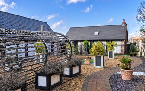 Pig Cottage at Dairy Cottages: Tetto, Materiale Composito, Giardino, Villetta, Landscaping, Cortile, Shade, Driveway, Design