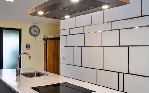 Pig Cottage at Dairy Cottages: Cucina, Interior Design, Soffitto, Pavimentazione, Controsoffitto, Elettrodomestico Da Cucina, Illuminazione, Lampada, Cucina Stufa, Apparecchio Major