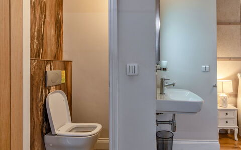 Pig Cottage at Dairy Cottages: Bagno, Toilet Seat, Idraulico Fixture, Parete, Pavimentazione, Interior Design, Pavimento, Legna, Gabinetto, Rubinetto
