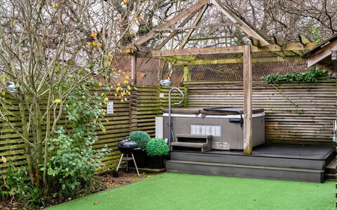 Pig Cottage at Dairy Cottages: Giardino, Backyard, Landscaping, Cortile, Shade, Cortile, Struttura Esterna, Erba Sintetica, Edifici Giardino, Latifoglie