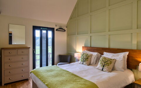Ploughman'S Row No. 3 at Dairy Cottages: Pavimentazione, Legna, Camera Da Letto, Mobilia, Interior Design, Pavimento, Letto, Soffitto, Bedding, Lenzuolo