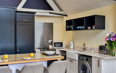 Ploughman'S Row No. 3 at Dairy Cottages: Mobilia, Interior Design, Elettrodomestico Da Cucina, Cucina, Pavimentazione, Apparecchio Major, Controsoffitto, Legna, Cabinetry, Soffitto