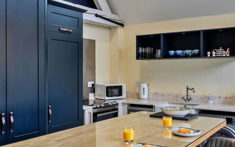 Ploughman'S Row No. 3 at Dairy Cottages: Mobilia, Cucina, Controsoffitto, Interior Design, Elettrodomestico Da Cucina, Cabinetry, Pavimentazione, Legna, Soffitto, Pavimento