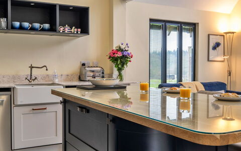 Ploughman'S Row No. 3 at Dairy Cottages: Mobilia, Interior Design, Cucina, Controsoffitto, Legna, Cabinetry, Pavimentazione, Elettrodomestico Da Cucina, Illuminazione, Lampada