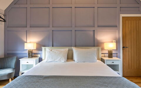 Ploughman'S Row No. 3 at Dairy Cottages: Letto, Mobilia, Interior Design, Camera Da Letto, Bedding, Parete, Lenzuolo, Pavimentazione, Pavimento, Legna