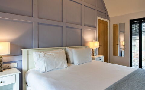 Ploughman'S Row No. 3 at Dairy Cottages: Letto, Interior Design, Camera Da Letto, Mobilia, Bedding, Parete, Lenzuolo, Legna, Pavimentazione, Pavimento