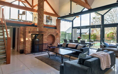 Big Barn at Dairy Cottages: Interior Design, Mobilia, Pavimentazione, Legna, Soffitto, Divano, Pavimento, Soggiorno, Sedia, Tavolo