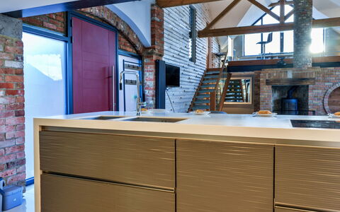Big Barn at Dairy Cottages: Cucina, Pavimentazione, Interior Design, Mobilia, Cabinetry, Legna, Controsoffitto, Pavimento, Soffitto, Elettrodomestico Da Cucina