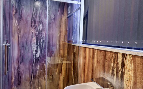 Big Barn at Dairy Cottages: Bicchiere, Idraulico Fixture, Color Legno, Idraulico, Tenda, Specchio, Bagno, Tenda Doccia