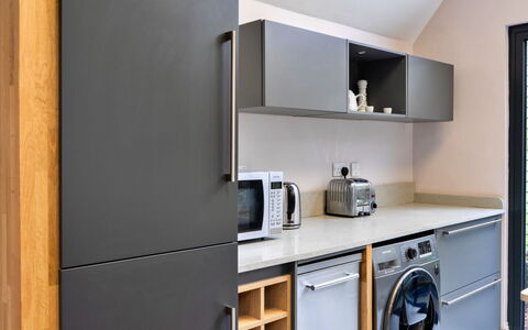 Ploughman'S Row No. 1 at Dairy Cottages: Cucina, Mobilia, Interior Design, Elettrodomestico Da Cucina, Pavimentazione, Cabinetry, Controsoffitto, Apparecchio Major, Legna, Elettrodomestico