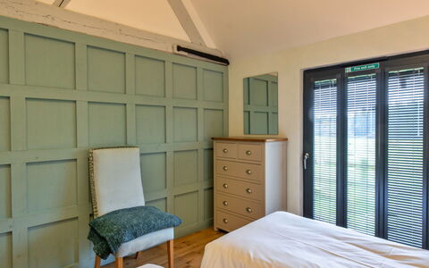 Ploughman'S Row No. 1 at Dairy Cottages: Letto, Parete, Mobilia, Camera Da Letto, Interior Design, Legna, Pavimentazione, Soffitto, Bedding, Pavimento