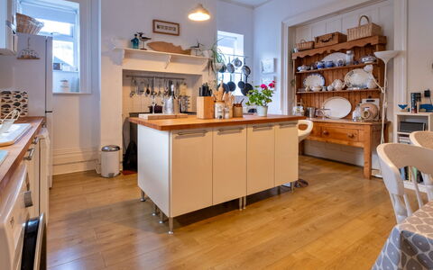 Isle of Wight 601: Cucina, Controsoffitto, Cabinetry, Mobilia, Interior Design, Pavimentazione, Elettrodomestico Da Cucina, Legna, Credenza, Soffitto