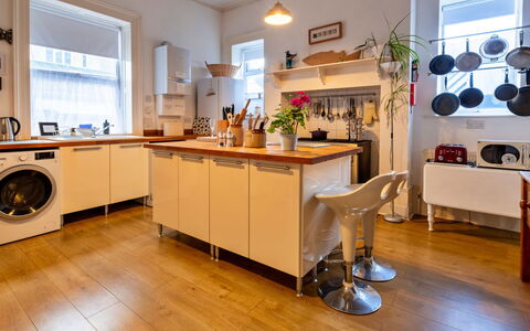 Isle of Wight 601: Elettrodomestico Da Cucina, Cucina, Pavimentazione, Apparecchio Major, Interior Design, Controsoffitto, Mobilia, Legna, Pavimento, Cabinetry