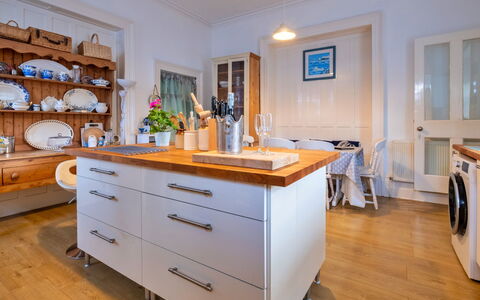 Isle of Wight 601: Mobilia, Cabinetry, Controsoffitto, Cucina, Interior Design, Pavimentazione, Elettrodomestico Da Cucina, Legna, Cassetto, Apparecchio Major
