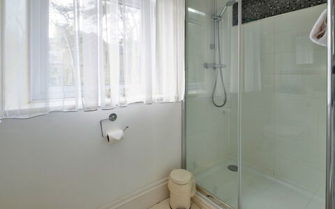 Isle of Wight 601: Bagno, Idraulico Fixture, Pavimentazione, Interior Design, Pavimento, Vasca Da Bagno, Idraulico, Doccia, Rubinetto, Piastrella