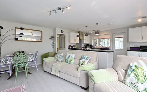 Forget Me Not: Mobilia, Interior Design, Divano, Legna, Soffitto, Pavimentazione, Soggiorno, Camera, Pavimento, Tavolo