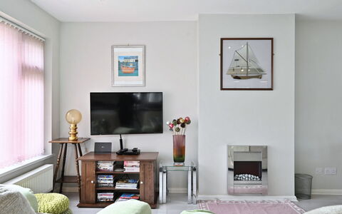 Forget Me Not: Mobilia, Interior Design, Parete, Pavimentazione, Pavimento, Camera, Legna, Soggiorno, Cornice, Casa