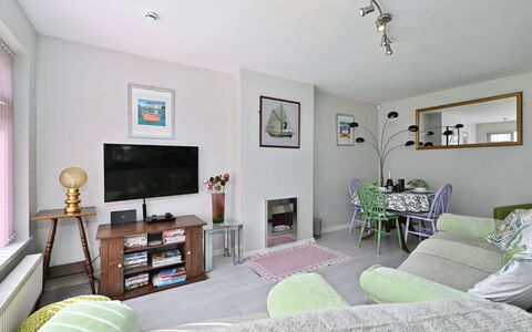 Forget Me Not: Mobilia, Interior Design, Pavimentazione, Parete, Divano, Pavimento, Legna, Camera, Soggiorno, Soffitto