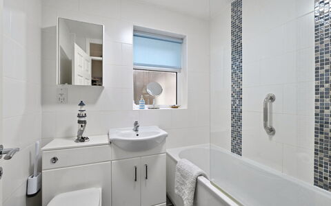 Forget Me Not: Bagno, Interior Design, Idraulico Fixture, Pavimentazione, Lavello, Pavimento, Rubinetto, Idraulico, Lavandino Del Bagno, Piastrella