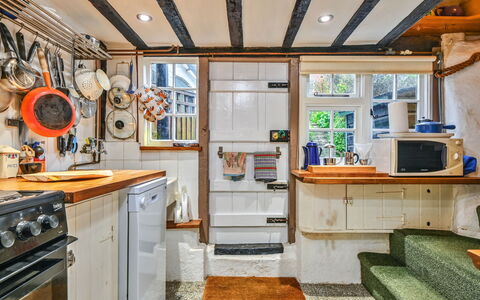 Old Town Cottage, Hastings: Legna, Mobilia, Cucina, Cabinetry, Controsoffitto, Apparecchio Major, Color Legno, Latifoglie, Cassetto, Sedia