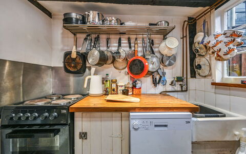 Old Town Cottage, Hastings: Cucina, Elettrodomestico Da Cucina, Apparecchio Major, Controsoffitto, Cucina Stufa, Stufa A Gas, Interior Design, Stufa, Elettrodomestico, Camera