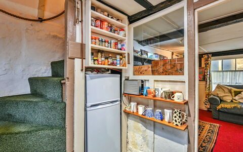 Old Town Cottage, Hastings: Pavimento, Scaffalature, Mensola, Camera, Latifoglie, Color Legno, Compensato, Apparecchio Major